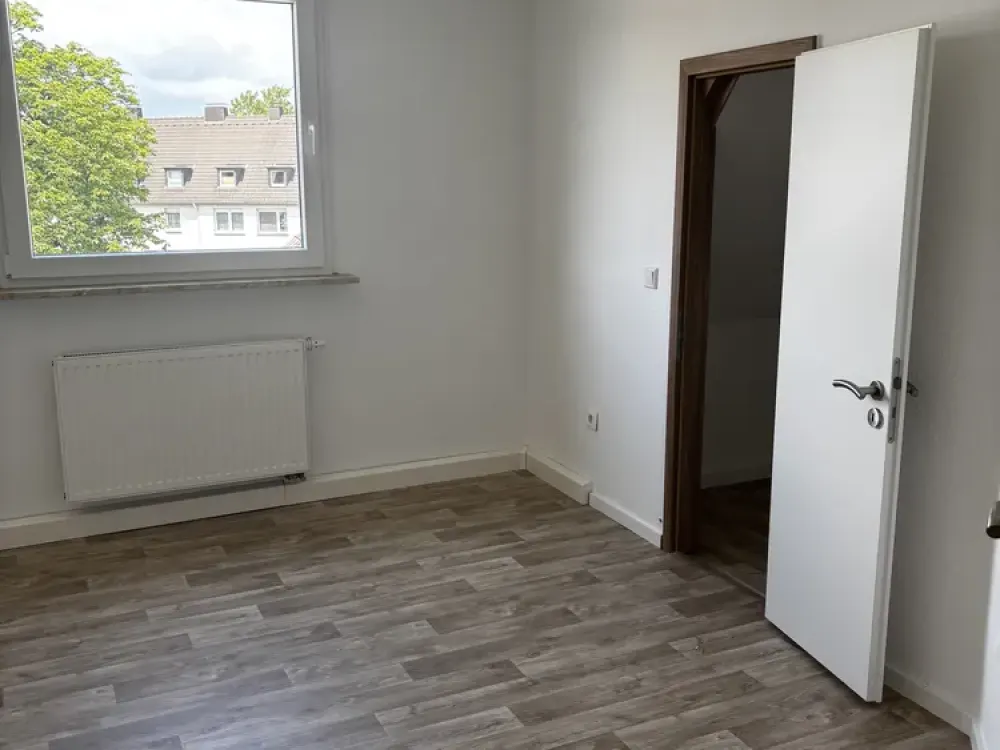Modernized, bright 2.5-room apartment with cellar & communal parking space