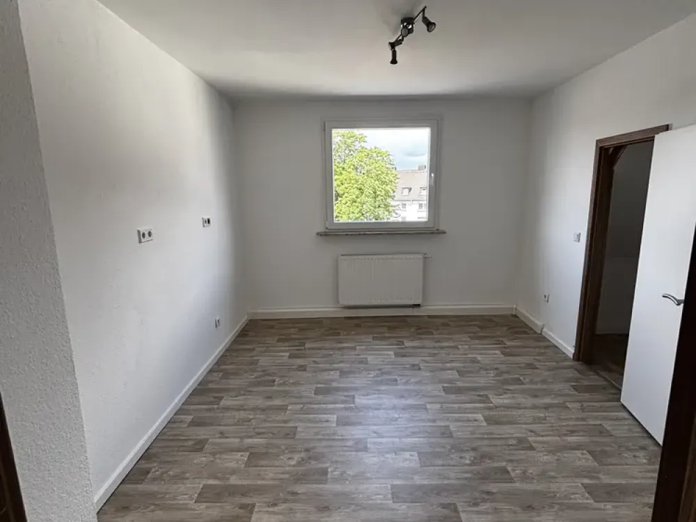 Modernized, bright 2.5-room apartment with cellar & communal parking space