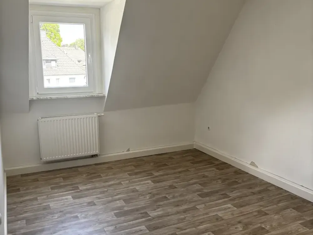 Modernized, bright 2.5-room apartment with cellar & communal parking space