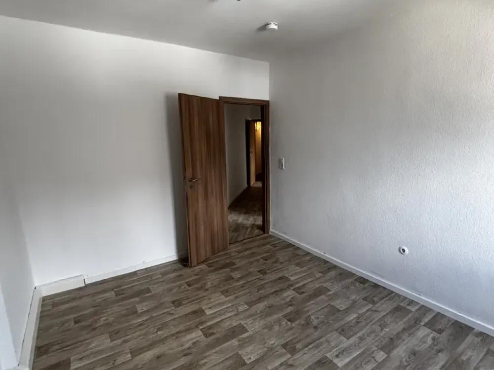 Modernized, bright 2.5-room apartment with cellar & communal parking space