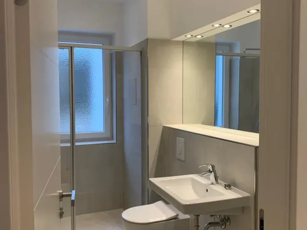 Schöne, sanierte 2-Zimmer-Wohnung mit heller und geräumiger Küche und Balkon