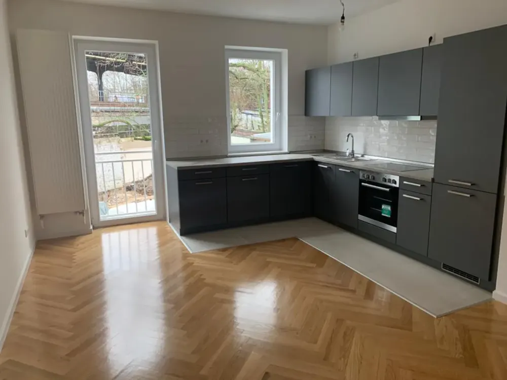 Schöne, sanierte 2-Zimmer-Wohnung mit heller und geräumiger Küche und Balkon