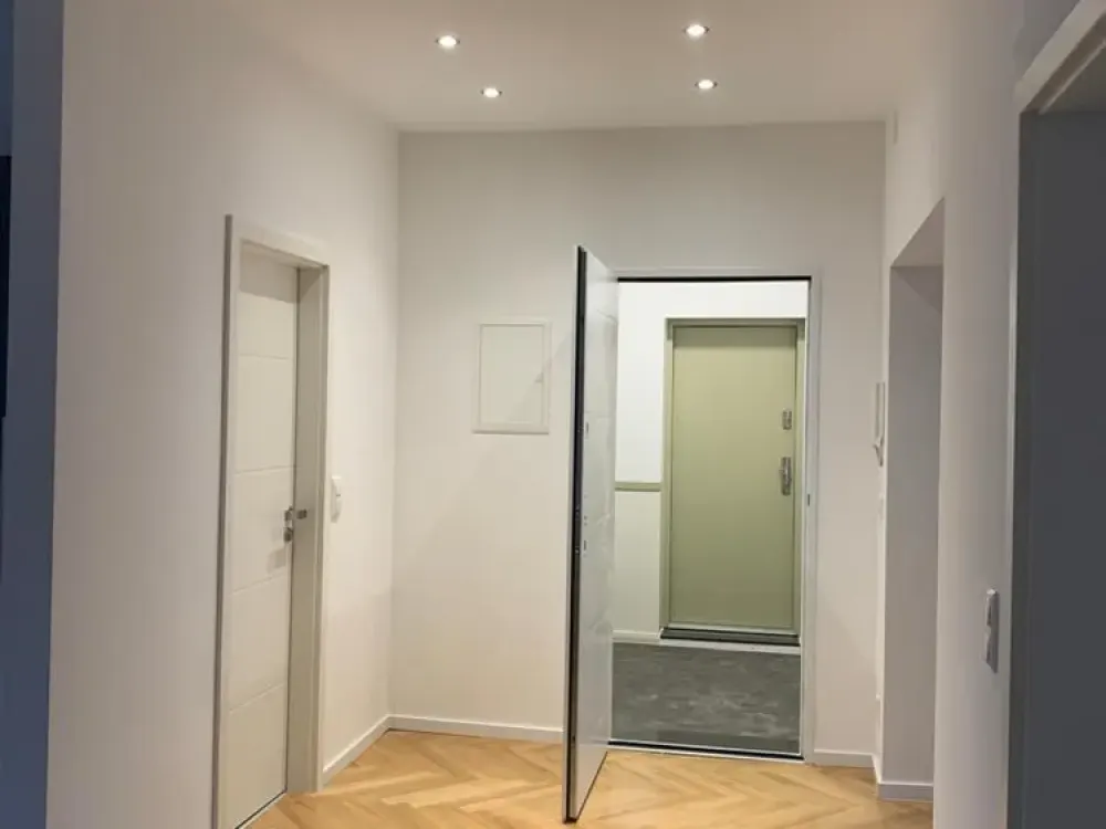 Schöne, sanierte 2-Zimmer-Wohnung mit heller und geräumiger Küche und Balkon
