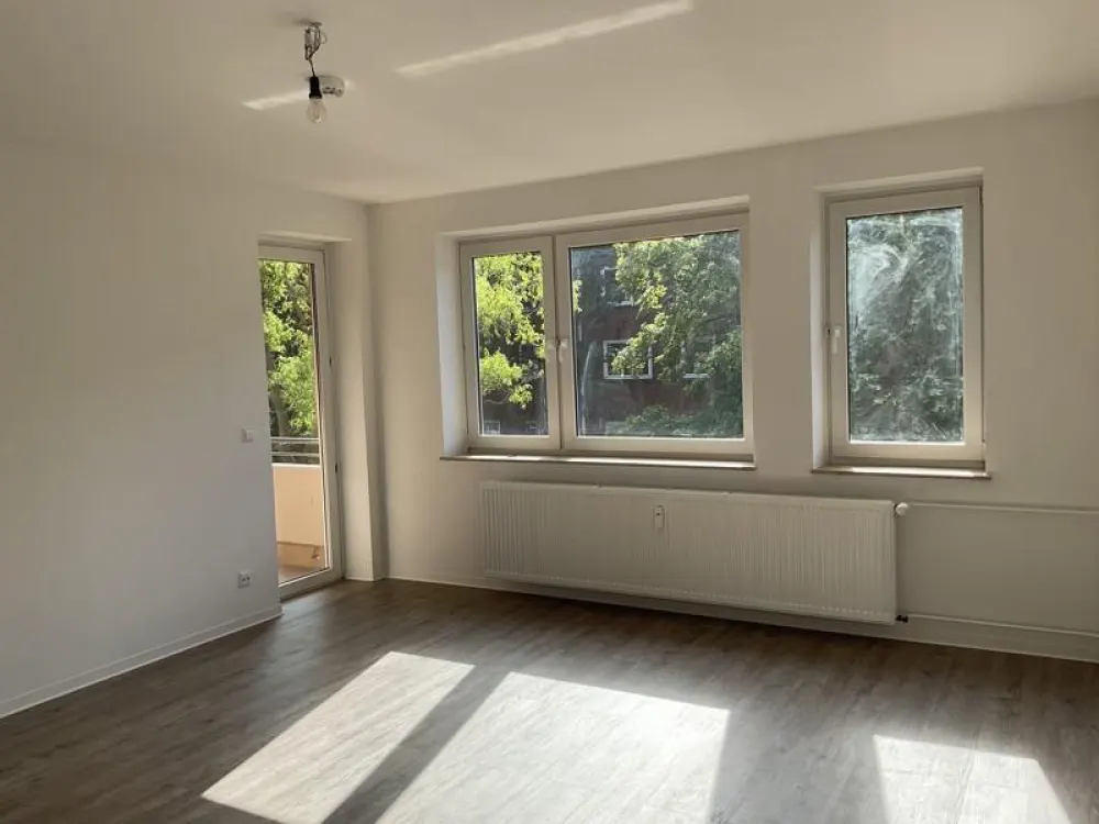 Ab sofort: 3-Zimmer-Wohnung mit Loggia und Wannenbad!