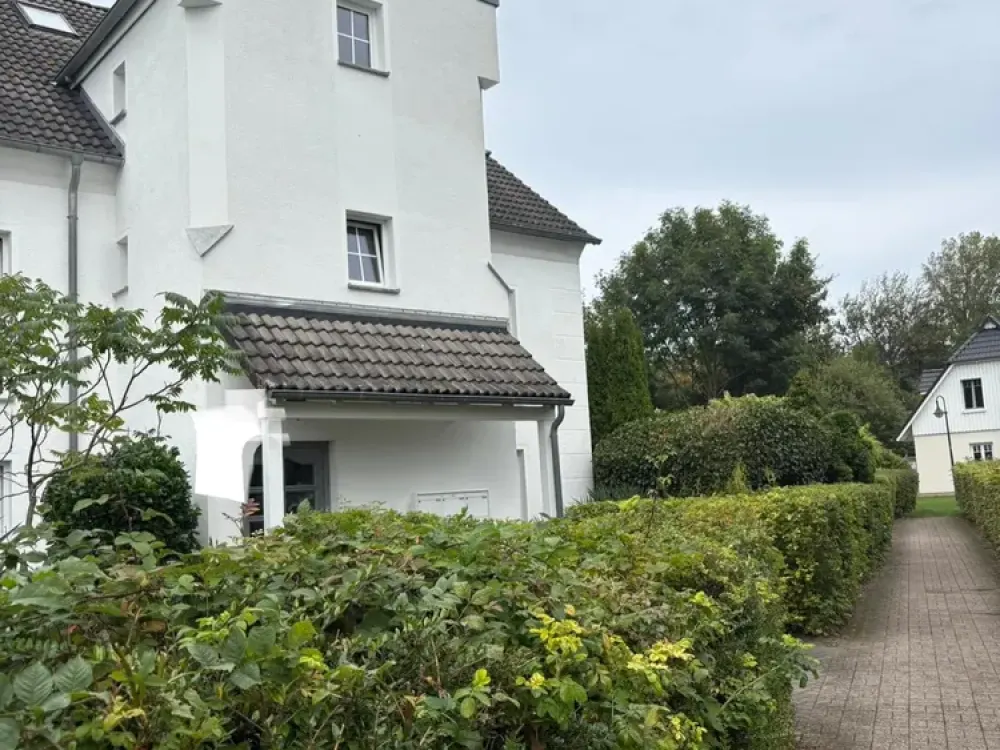Ruhiges Wohnen am Meer: Sanierte 3-Zimmer-Wohnung mit Balkon & Meerblick im Ostseebad Nienhagen