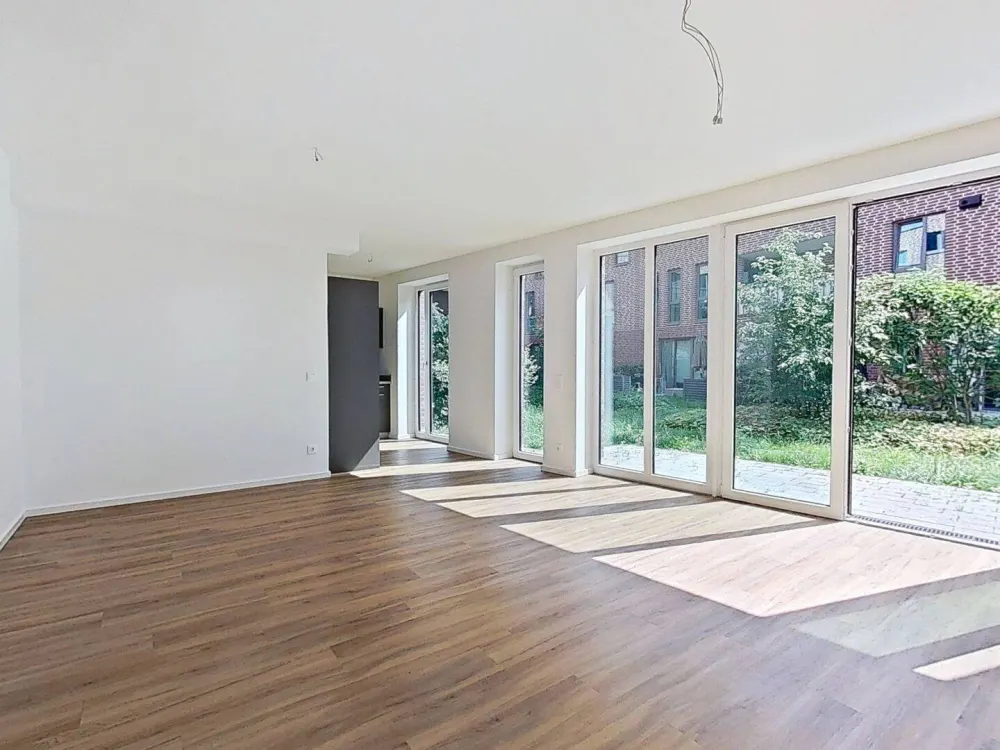 Modernes Wohnen auf zwei Ebenen: Stilvolle Maisonette-Wohnung mit eigenem Garten in Rissen