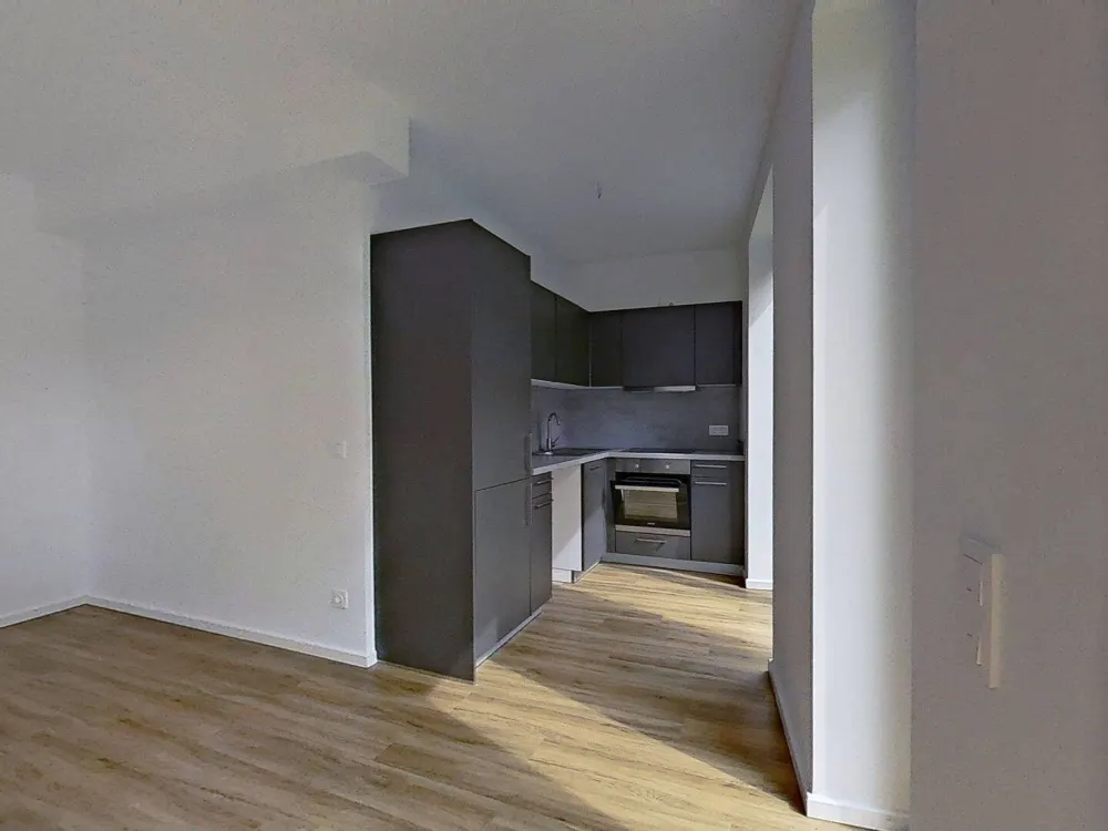 Modernes Wohnen auf zwei Ebenen: Stilvolle Maisonette-Wohnung mit eigenem Garten in Rissen