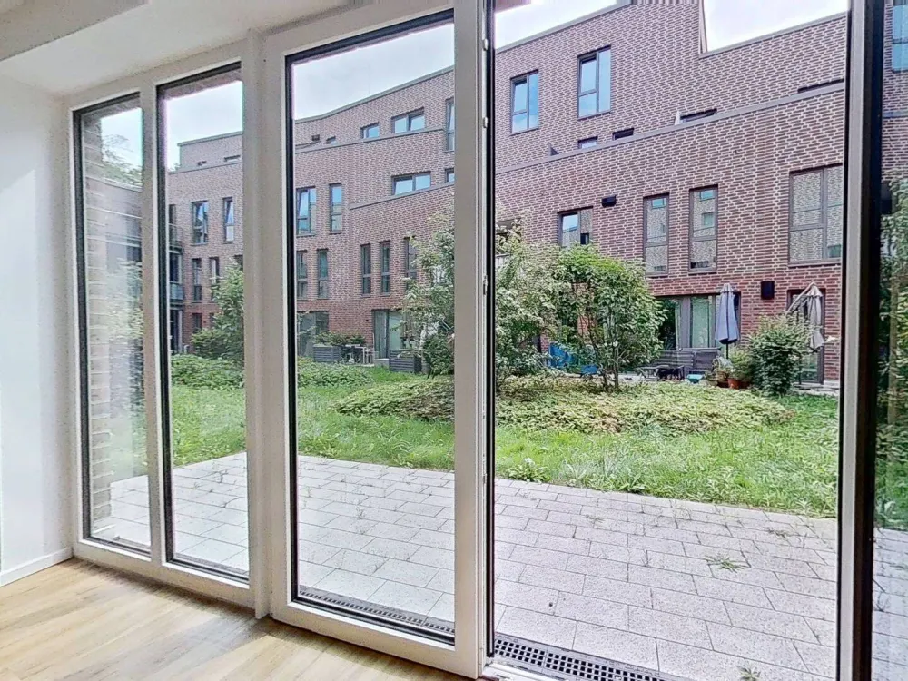 Modernes Wohnen auf zwei Ebenen: Stilvolle Maisonette-Wohnung mit eigenem Garten in Rissen
