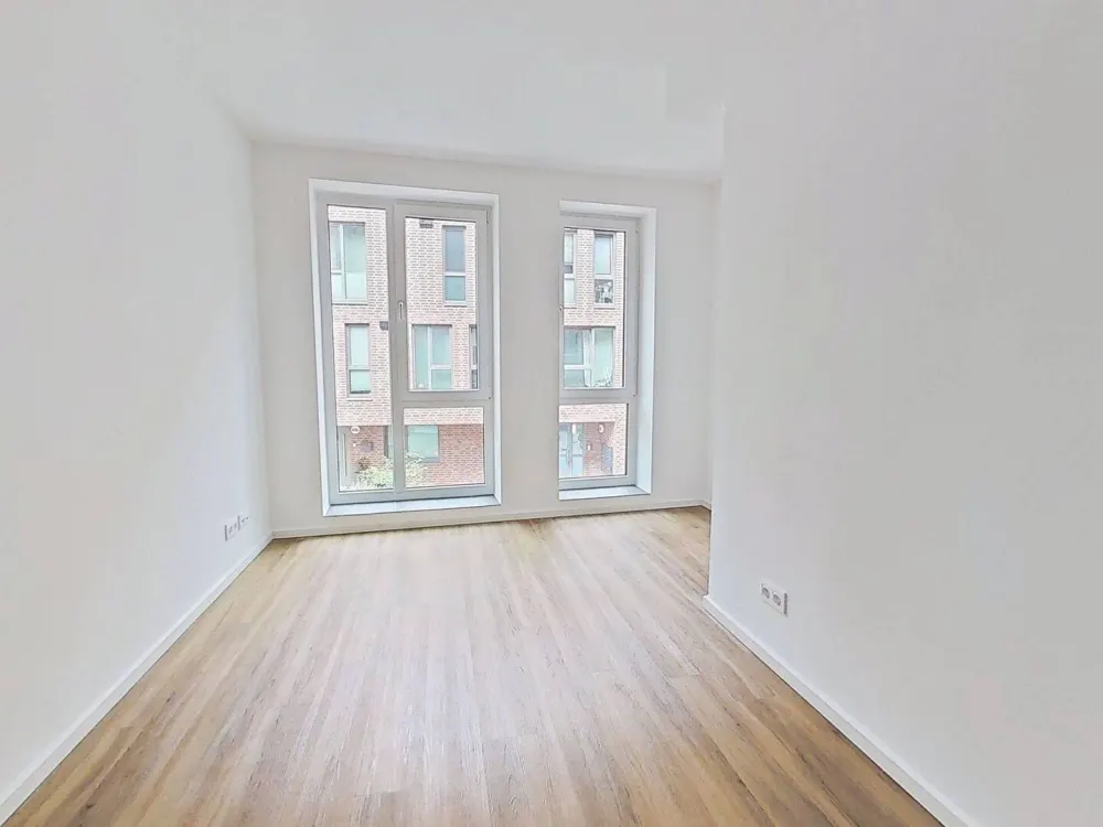 Modernes Wohnen auf zwei Ebenen: Stilvolle Maisonette-Wohnung mit eigenem Garten in Rissen