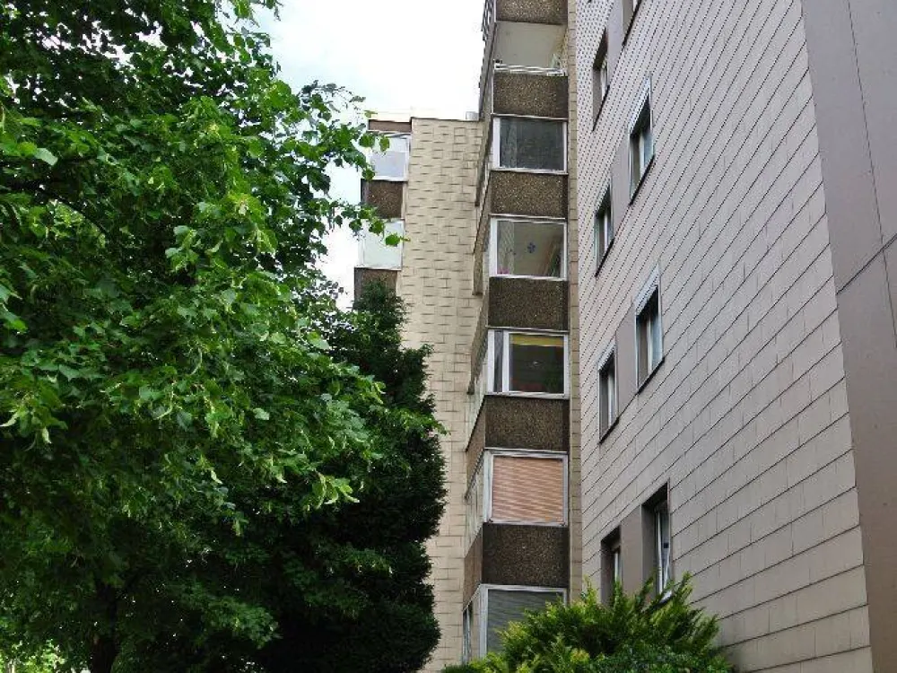 Neu renoviert ! Diese Singlewohnung mit Wintergarten wartet auf SIE !