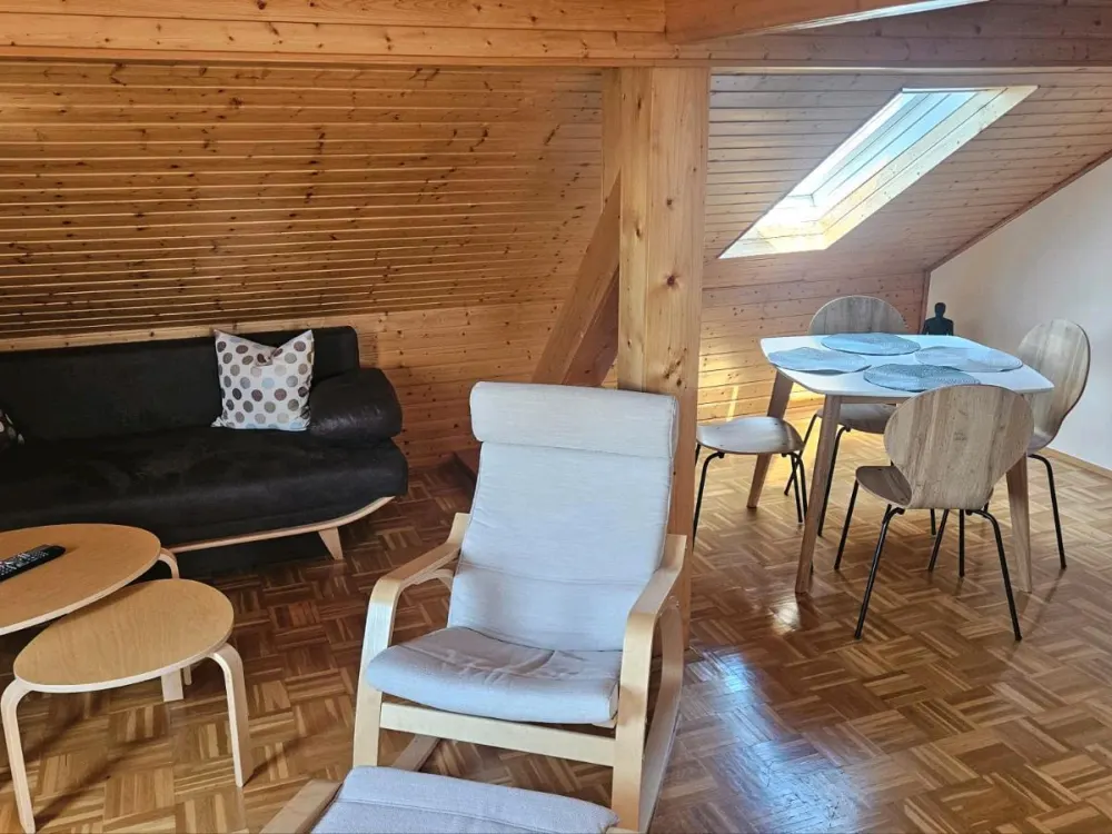 Wohnung AUF ZEIT. Möblierte Dachgeschosswohnung in Lohfelden