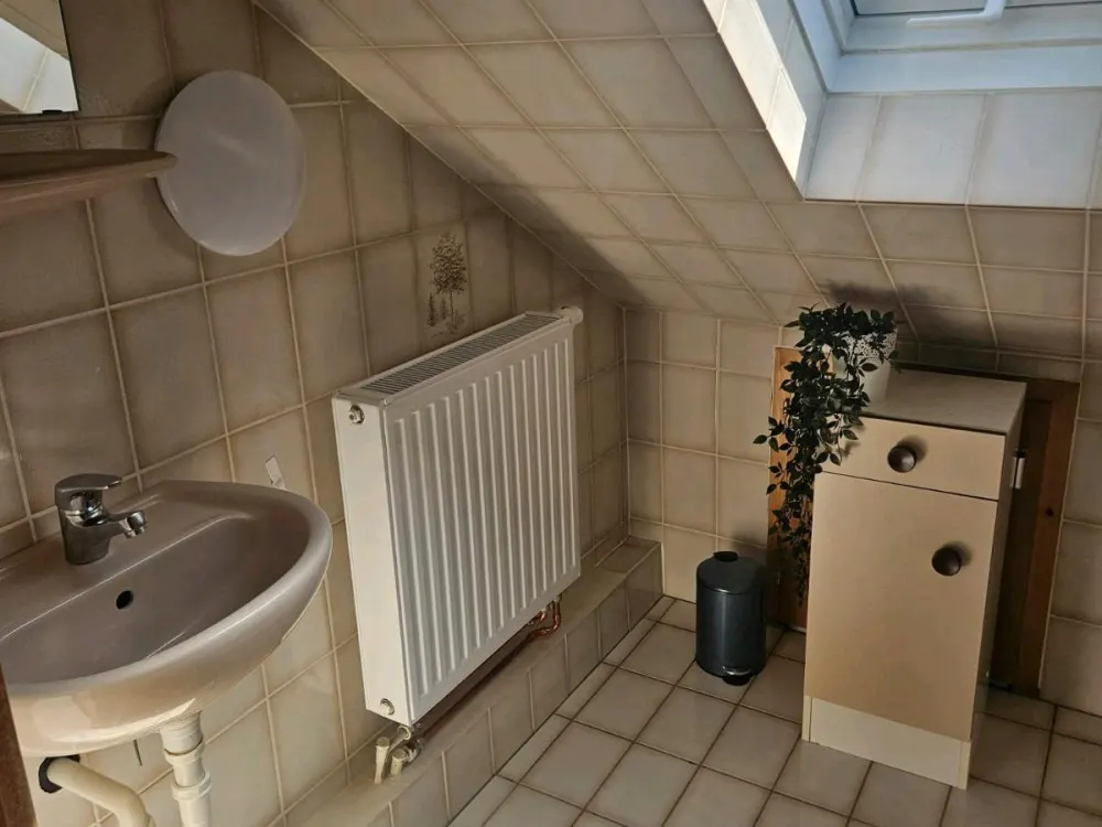 Wohnung AUF ZEIT. Möblierte Dachgeschosswohnung in Lohfelden