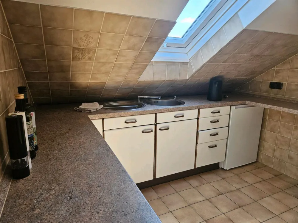 Wohnung AUF ZEIT. Möblierte Dachgeschosswohnung in Lohfelden