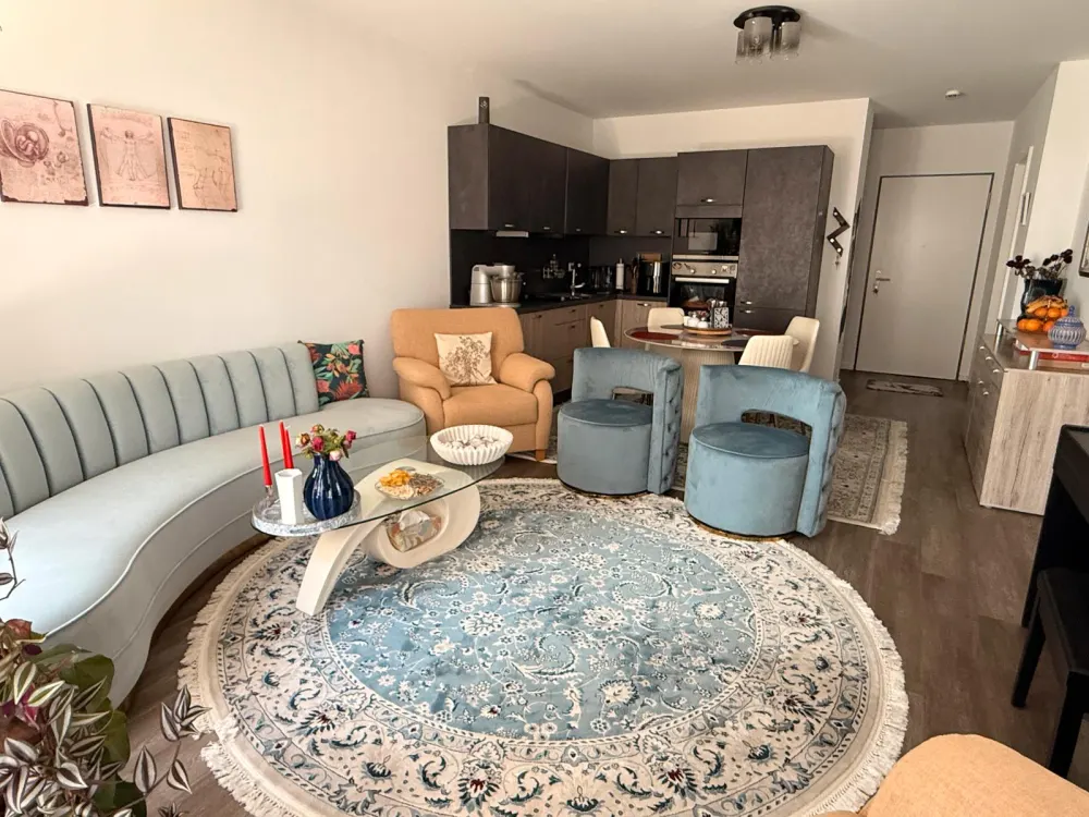 Wohnen mit Charakter: Moderne 2-Zimmer-Wohnung mit Balkon, Einbau