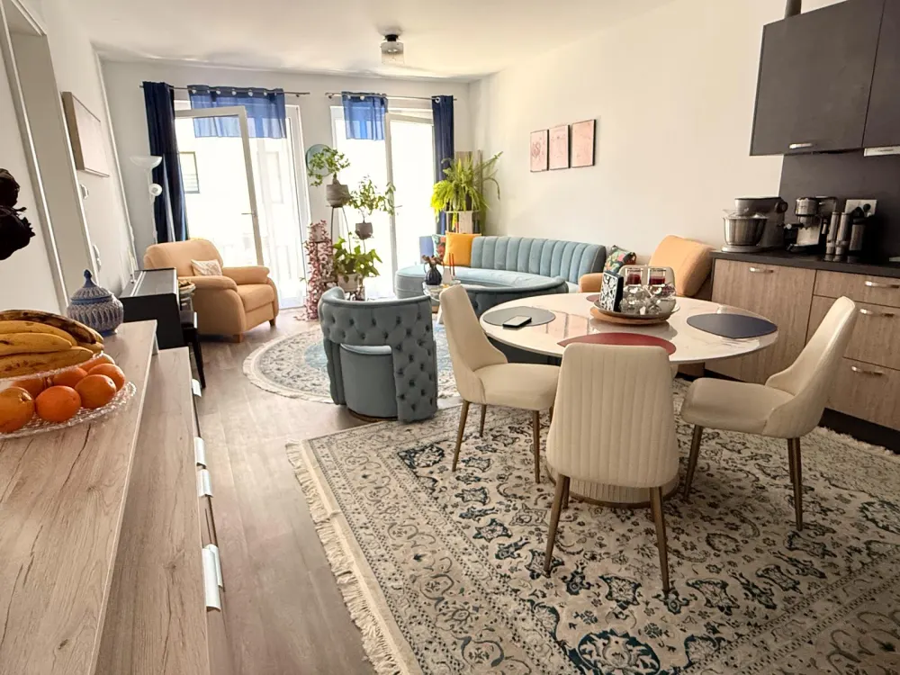 Wohnen mit Charakter: Moderne 2-Zimmer-Wohnung mit Balkon, Einbau