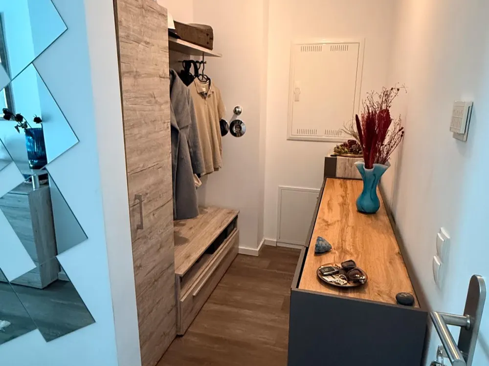 Wohnen mit Charakter: Moderne 2-Zimmer-Wohnung mit Balkon, Einbau
