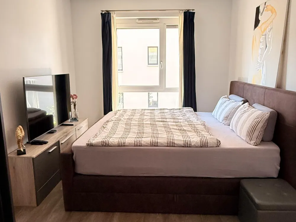 Wohnen mit Charakter: Moderne 2-Zimmer-Wohnung mit Balkon, Einbau