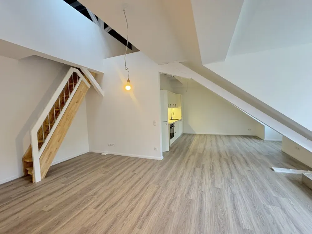 Like-new 1-room apartment on the upper floor - with elevator. Available immediately
