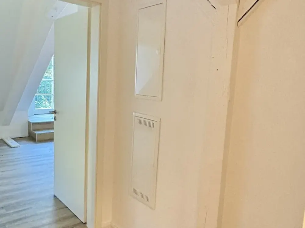 Like-new 1-room apartment on the upper floor - with elevator. Available immediately
