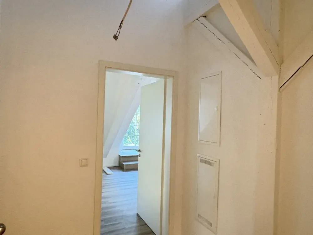 Like-new 1-room apartment on the upper floor - with elevator. Available immediately