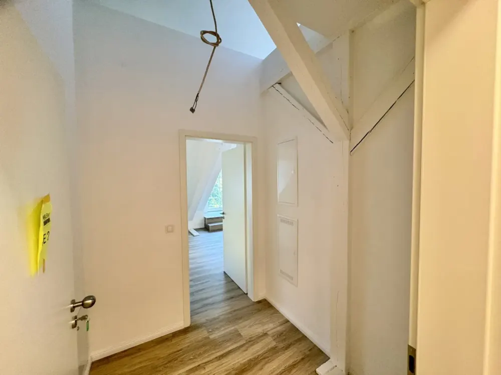 Like-new 1-room apartment on the upper floor - with elevator. Available immediately