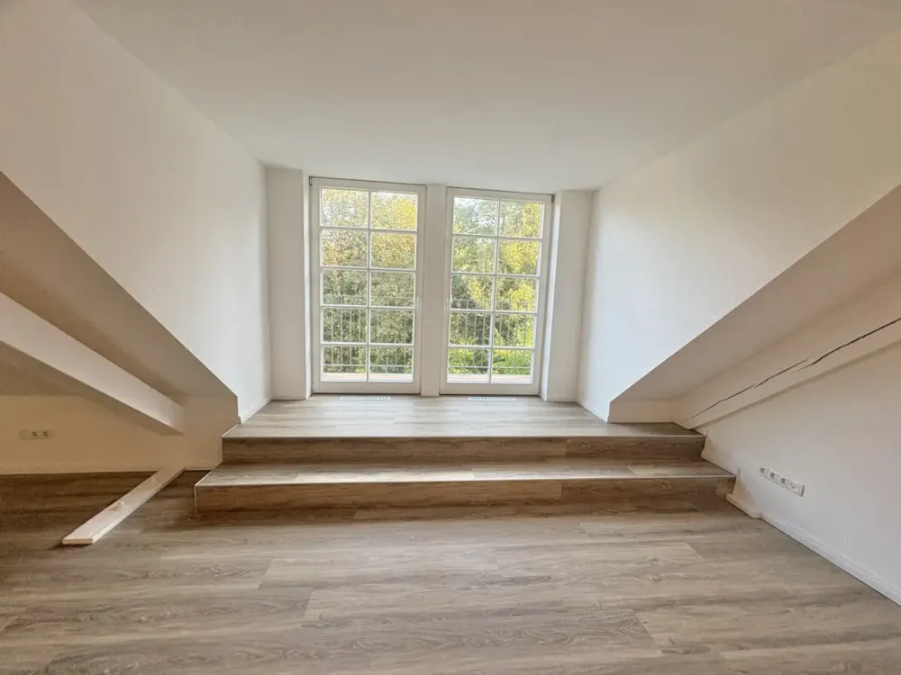 Like-new 1-room apartment on the upper floor - with elevator. Available immediately