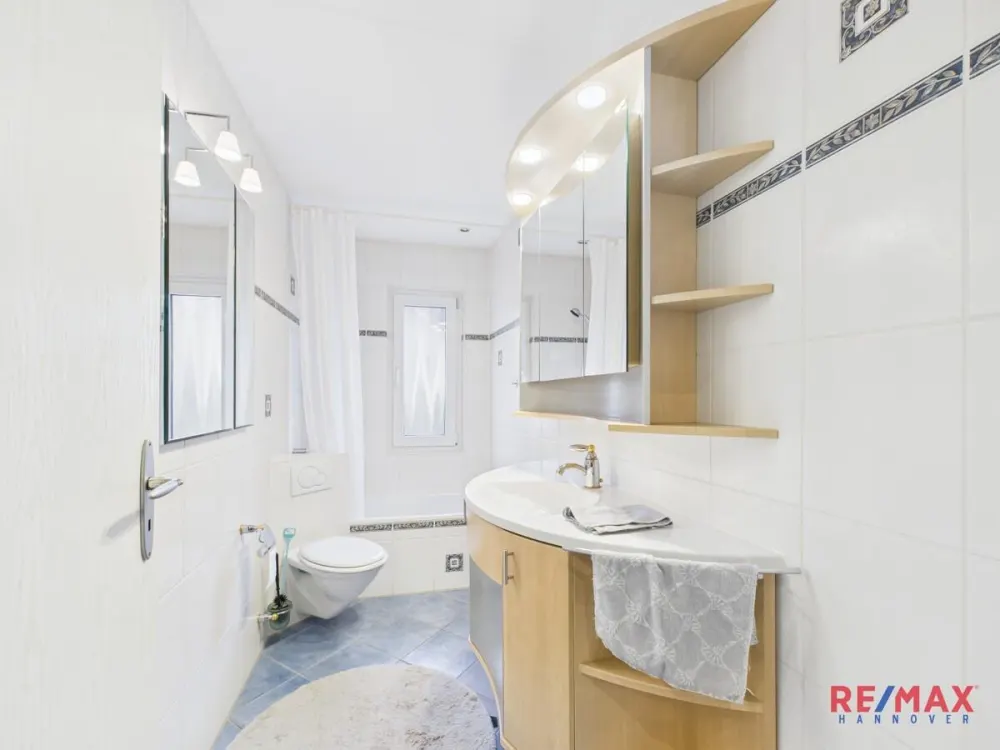Gepflegte Hochparterrewohnung mit viel Platz und Balkon im Sahlkamp