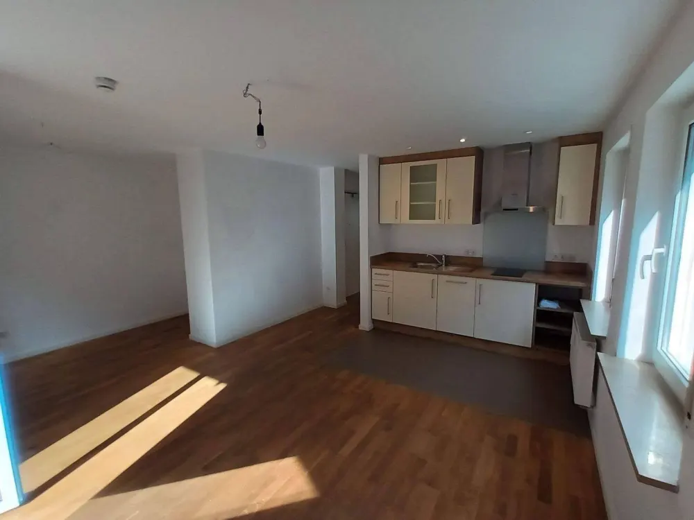 Nürnberg Lorenzer Altstadt: in 2019 kernsanierte 2-Zimmerwohnung, Parkett, Einbauküche, großer Balkon; verfügbar zum 10.09.2026