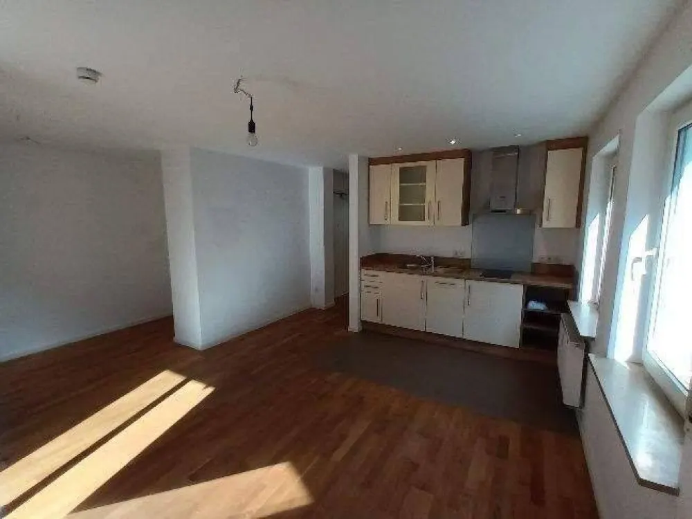Nürnberg Lorenzer Altstadt: in 2019 kernsanierte 2-Zimmerwohnung, Parkett, Einbauküche, großer Balkon; verfügbar zum 10.09.2026
