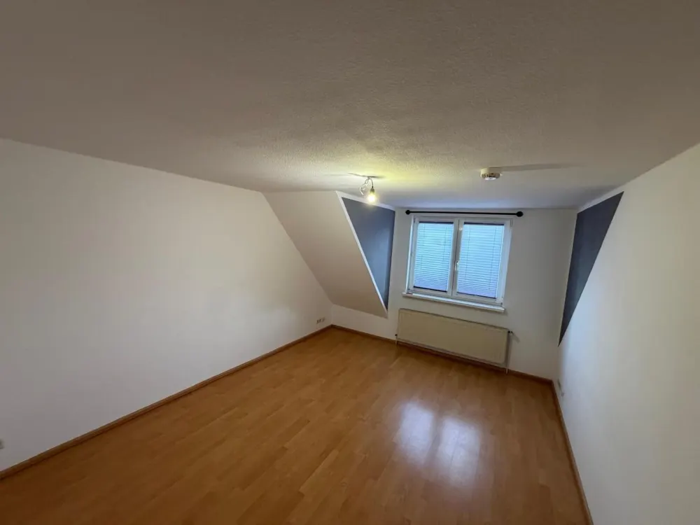 Helle Dachgeschosswohnung mit Einbauküche in zentraler Kölner Lage, provisionsfrei