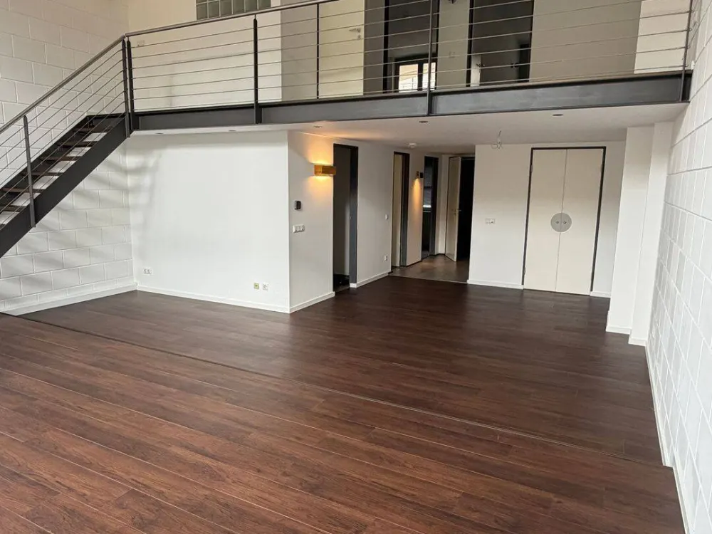 Galerie-Loft mit 5,50 m Raumhöhe und Bootsanleger, 4 Zimmer in den Buntgarnwerken Schleußig