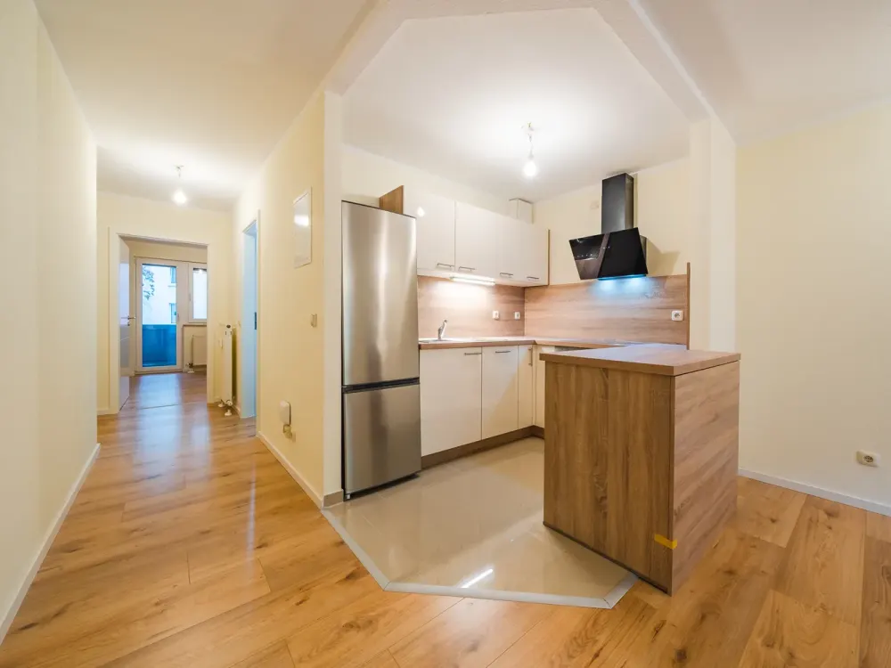 Modern renovated 2-room apartment 1st floor fitted kitchen two balconies bathroom with tub elevator underground parking space barrier-free central