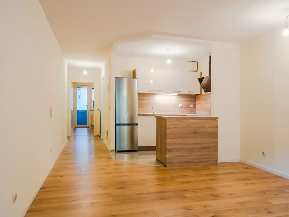 Modern renovated 2-room apartment 1st floor fitted kitchen two balconies bathroom with tub elevator underground parking space barrier-free central