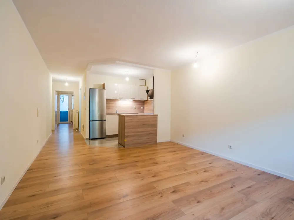 Modern renovated 2-room apartment 1st floor fitted kitchen two balconies bathroom with tub elevator underground parking space barrier-free central