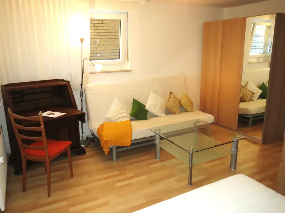 Möblierte 1 Zimmer-Wohnung, TV, WLAN, Reinigung, Stromkosten inkl., in Steinbach (Nähe Eschborn)