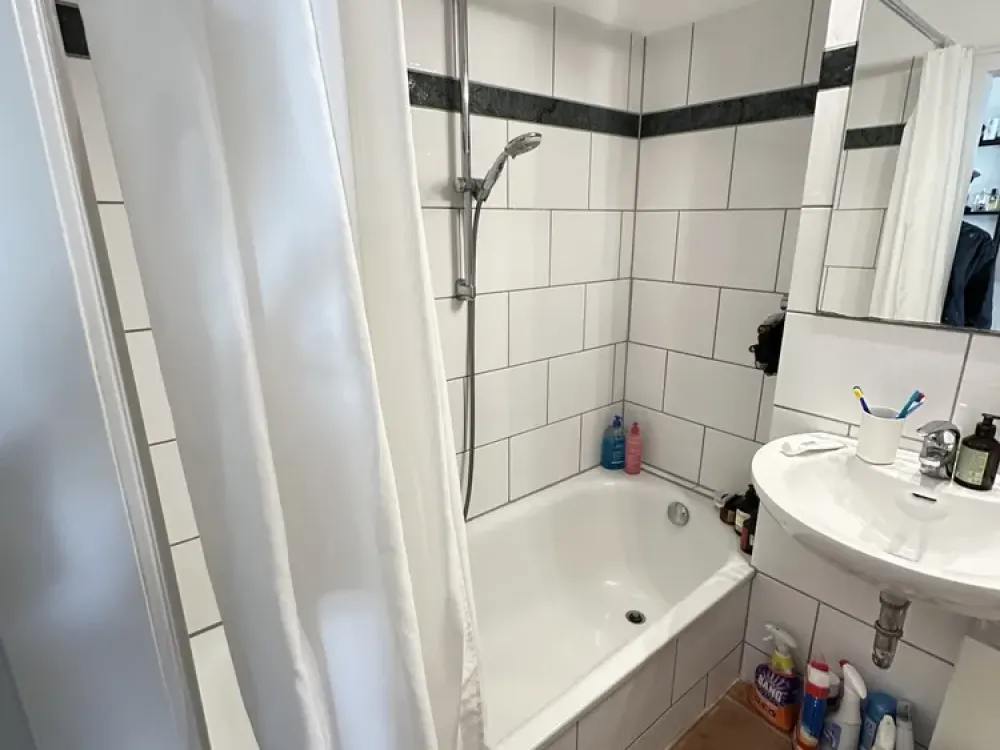 Stilvolle 2-Zimmer-Wohnung in Top-Lage Düsseldorf, voll möbliert mit ruhigem Balkon