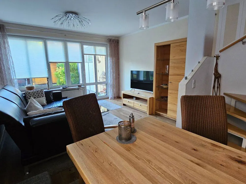 Fully equipped and furnished: 3-room maisonette apartment plus hobby room with private garden