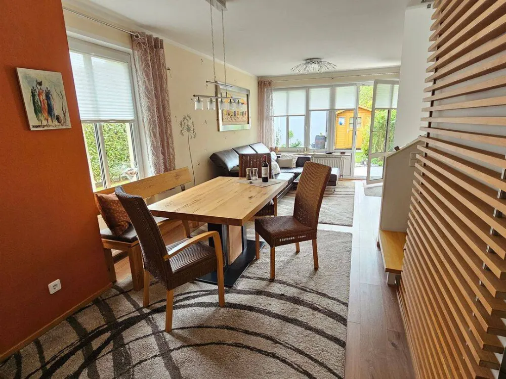 Fully equipped and furnished: 3-room maisonette apartment plus hobby room with private garden