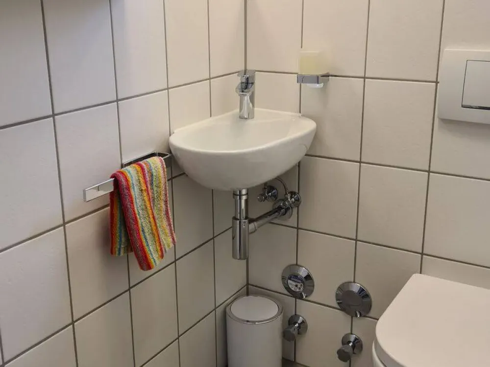 Fully equipped and furnished: 3-room maisonette apartment plus hobby room with private garden