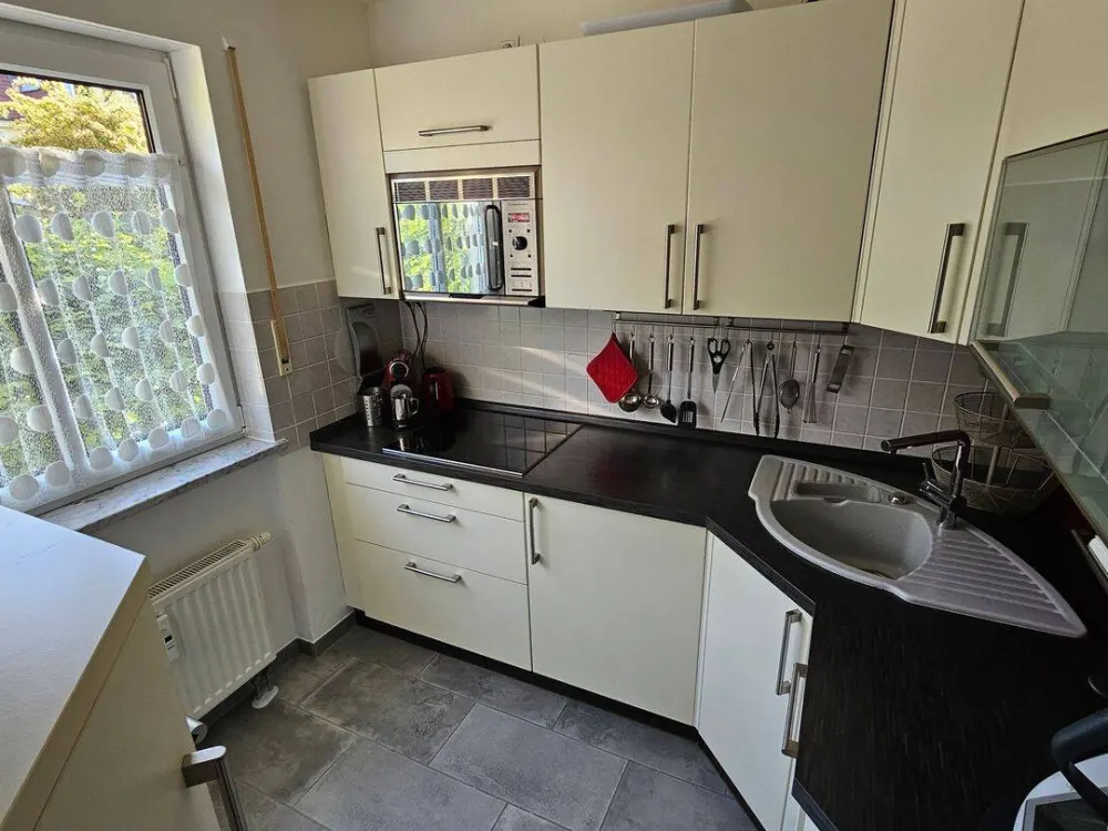 Fully equipped and furnished: 3-room maisonette apartment plus hobby room with private garden