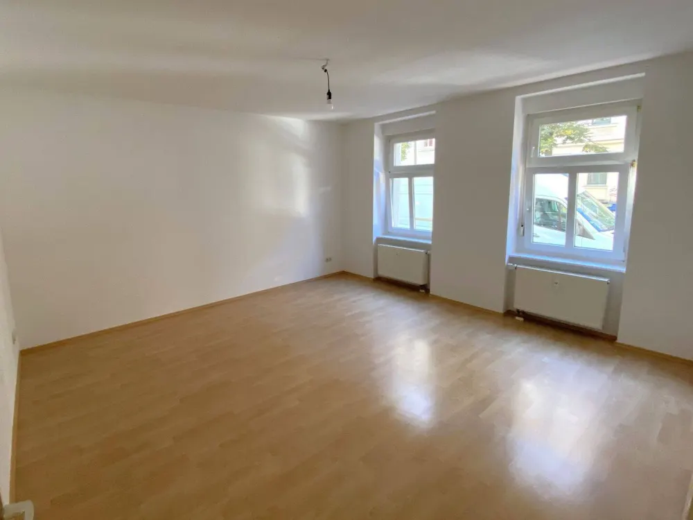 Schöne 2-Zimmer-Wohnung mit Einbauküche und Bad mit Fenster am Mariannenpark !