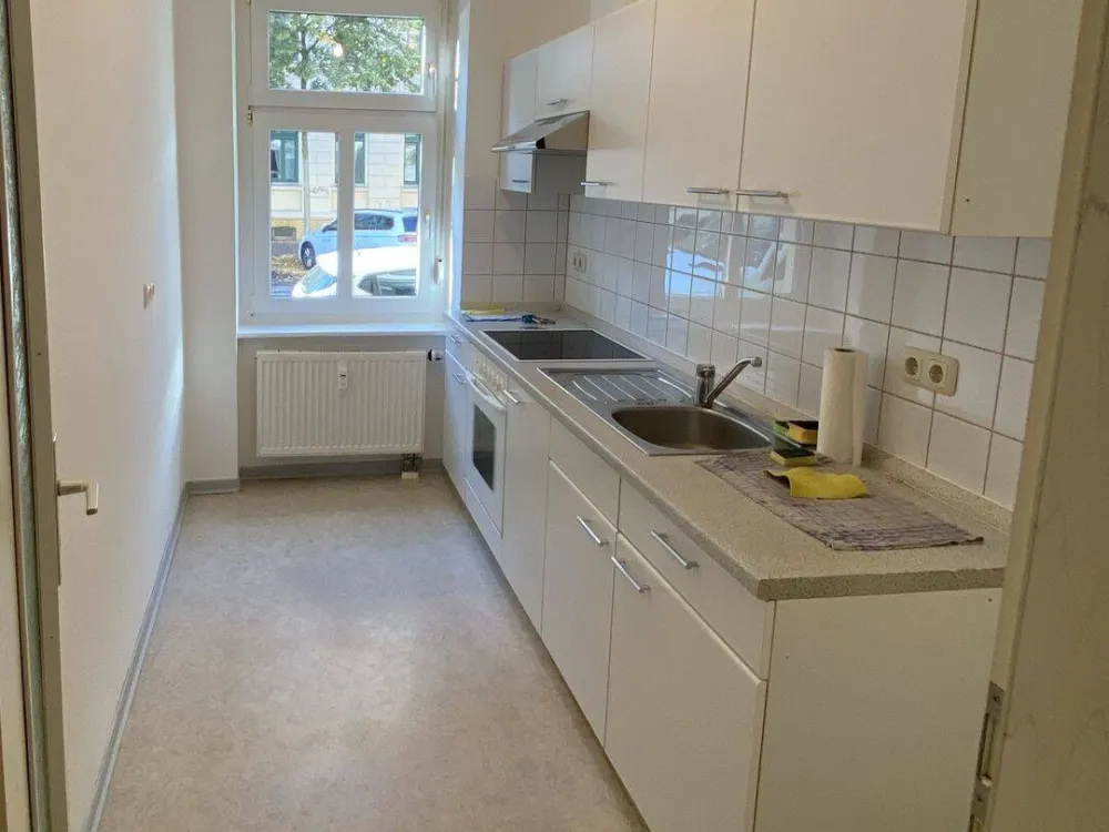 Schöne 2-Zimmer-Wohnung mit Einbauküche und Bad mit Fenster am Mariannenpark !