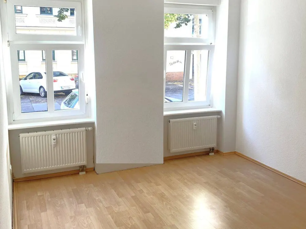 Schöne 2-Zimmer-Wohnung mit Einbauküche und Bad mit Fenster am Mariannenpark !