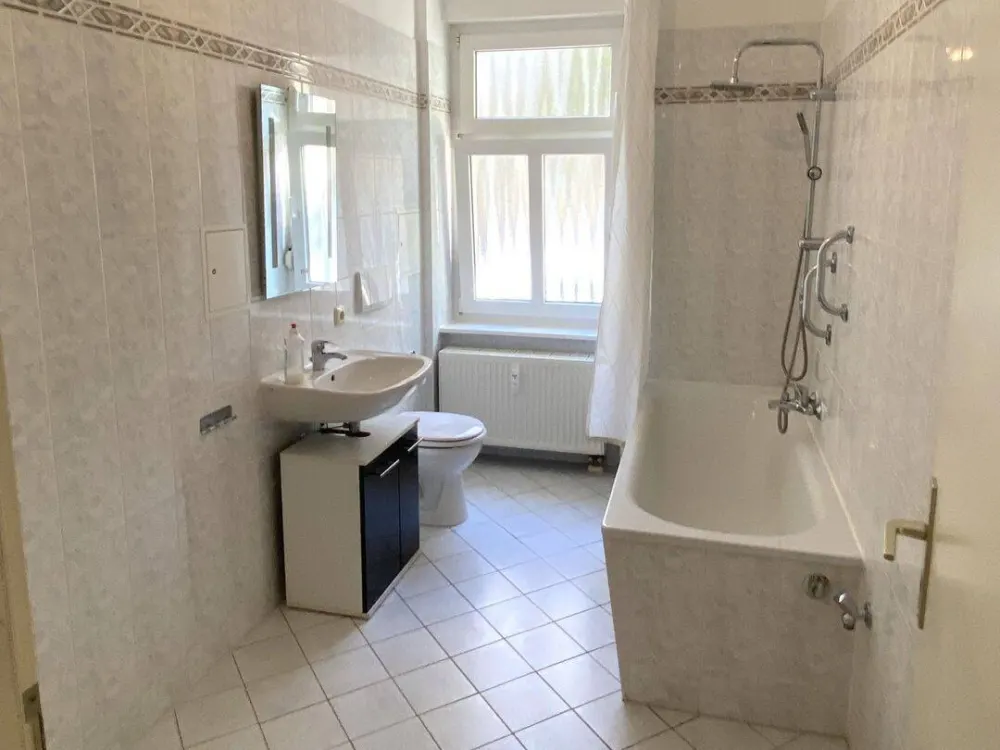 Schöne 2-Zimmer-Wohnung mit Einbauküche und Bad mit Fenster am Mariannenpark !