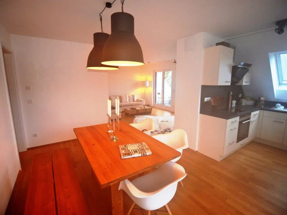 Gepflegt und großzügig: helle Dachgeschoss-Maisonette in Trudering