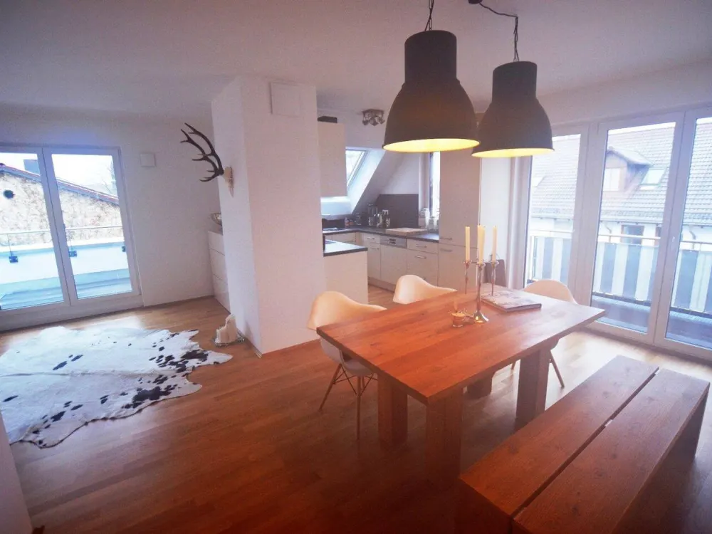 Gepflegt und großzügig: helle Dachgeschoss-Maisonette in Trudering