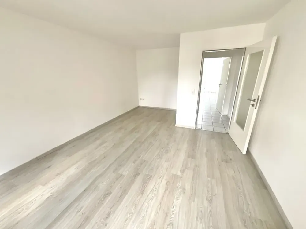 Helle und große 2 Zimmerwohnung