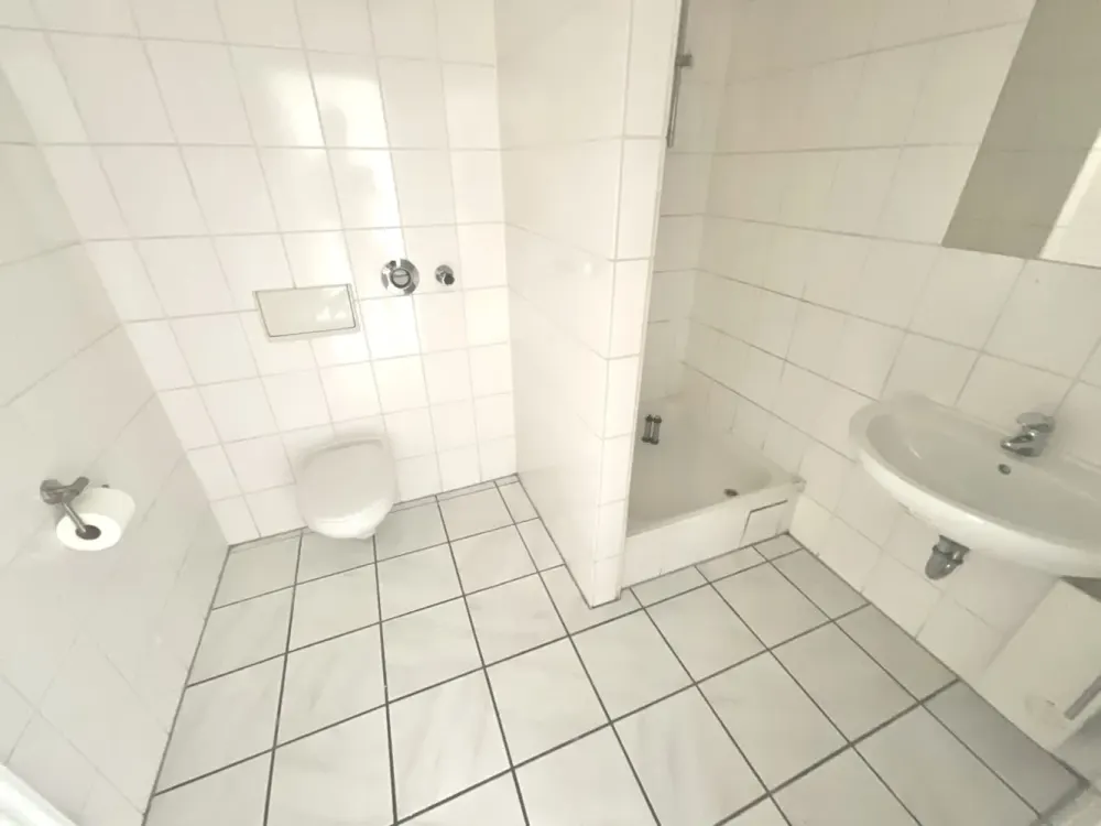 Helle und große 2 Zimmerwohnung