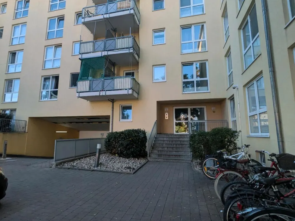 **Gepflegte 2-Zimmer-Wohnung mit Balkon & TG Stellplatz & Küche**