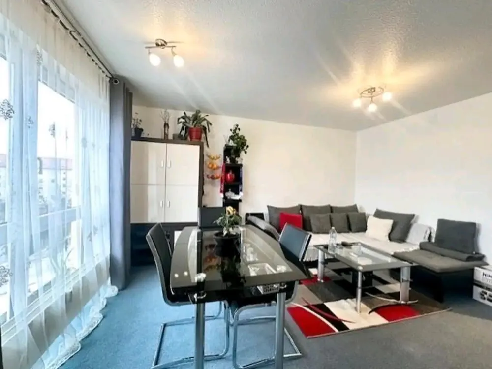 **Gepflegte 2-Zimmer-Wohnung mit Balkon & TG Stellplatz & Küche**